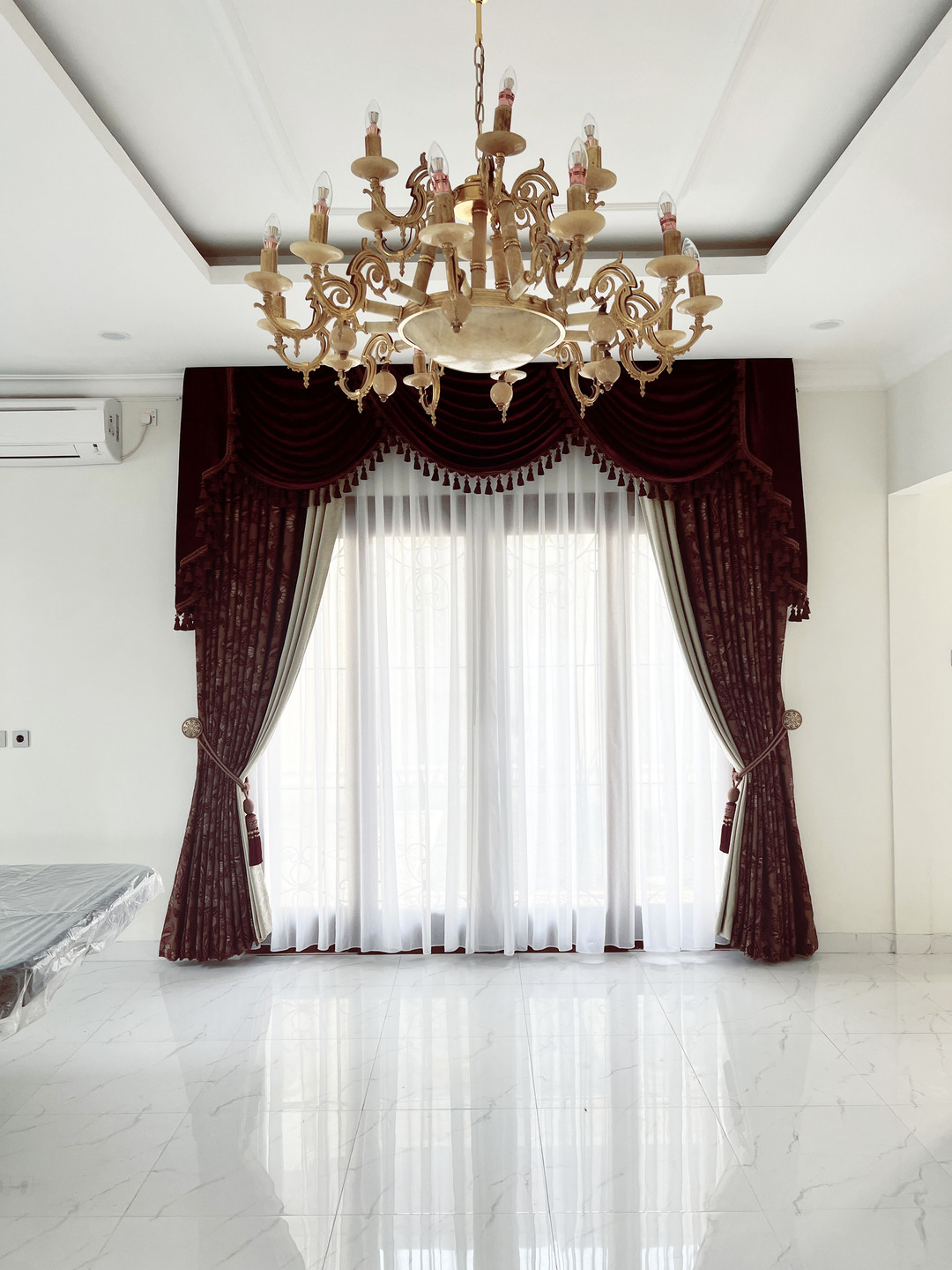 Menambahkan Keindahan Gorden Klasik Ke Dalam Interior Minimalis