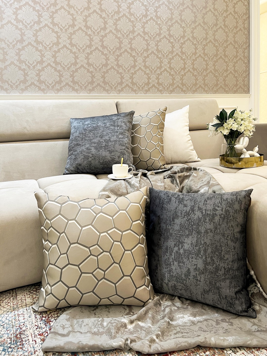 Inspirasi Cushion Unik Untuk Menonjolkan Sofa Dalam Ruangan Anda